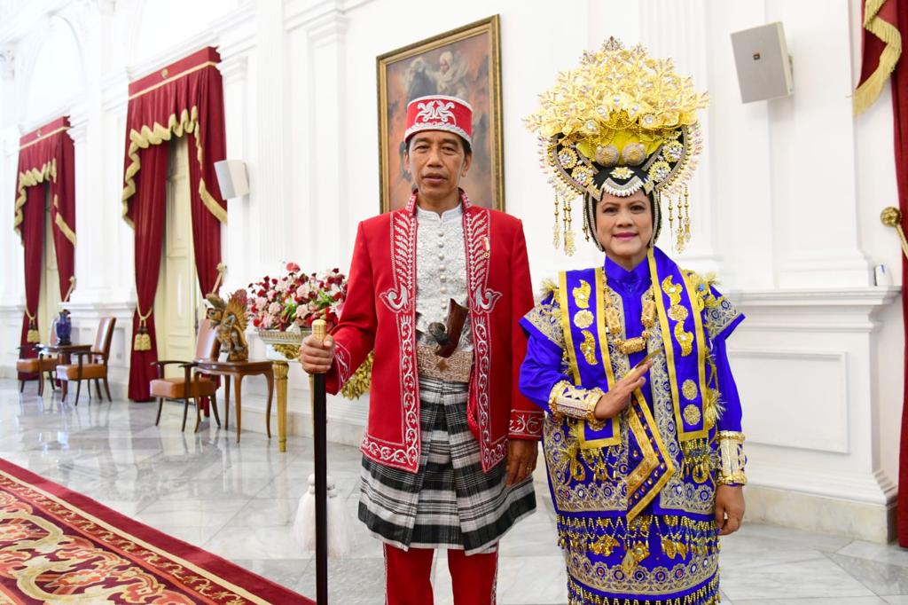 setkabgoid's tweet photo. Presiden @jokowi dan Ibu Iriana Joko Widodo mengenakan pakaian adat asal Buton, Provinsi Sulawesi Tenggara dalam Upacara Detik-Detik Proklamasi, Rabu (17/08/2022).

#PotretKabinet #HUT77RI
Foto: BPMI Setpres https://t.co/aF27tDXdvY