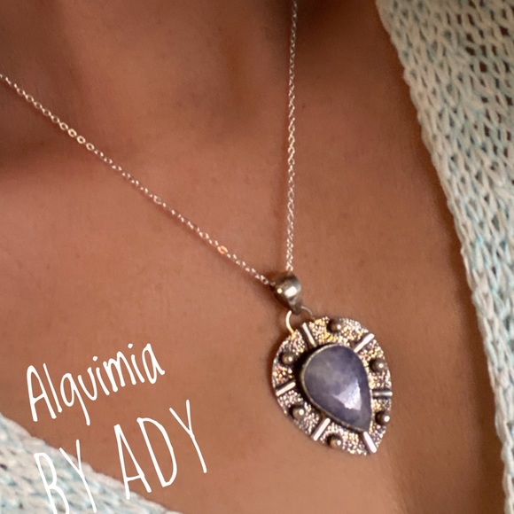 FlyChey01's tweet photo. So good I had to share! Check out all the items I'm loving on @Poshmarkapp from @Tigeroak2018 @Jazziesposhmark #poshmark #fashion #style #shopmycloset #chigle #alquimia #bratops: https://t.co/Ne7EepX943 https://t.co/c0Had2pNDk
