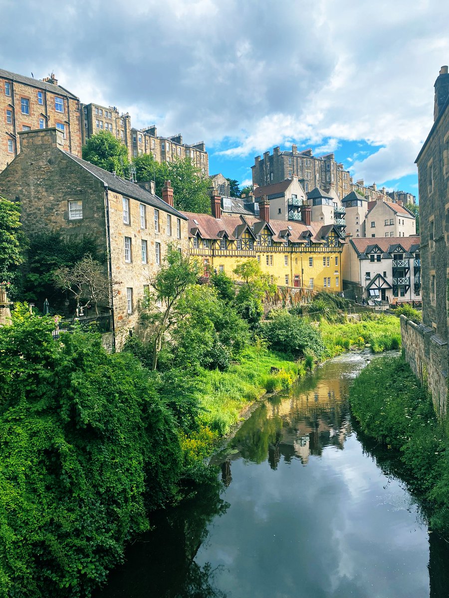 I am not a good photographer,but i tried my best to capture the beauty of #DeanVillage,#Edinburgh last month when I was there.
Love the “untouched nature “along the river.Hopefully I can make it into a nice painting in the future 
#VisitScotland