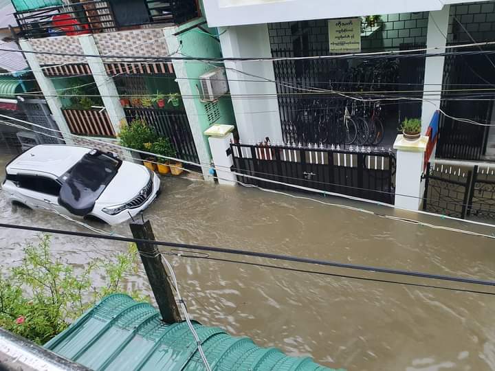 b3rry_y's tweet photo. Floating in many Tsps of Yangon, Myanmar. 
The people of Myanmar are suffering not only affected by the brutal killings of terrorists, but also by the floods caused by the weather.
#WhatsHappeningInMyanmar
#2022Aug17Coup https://t.co/AbHeWRY5Vs