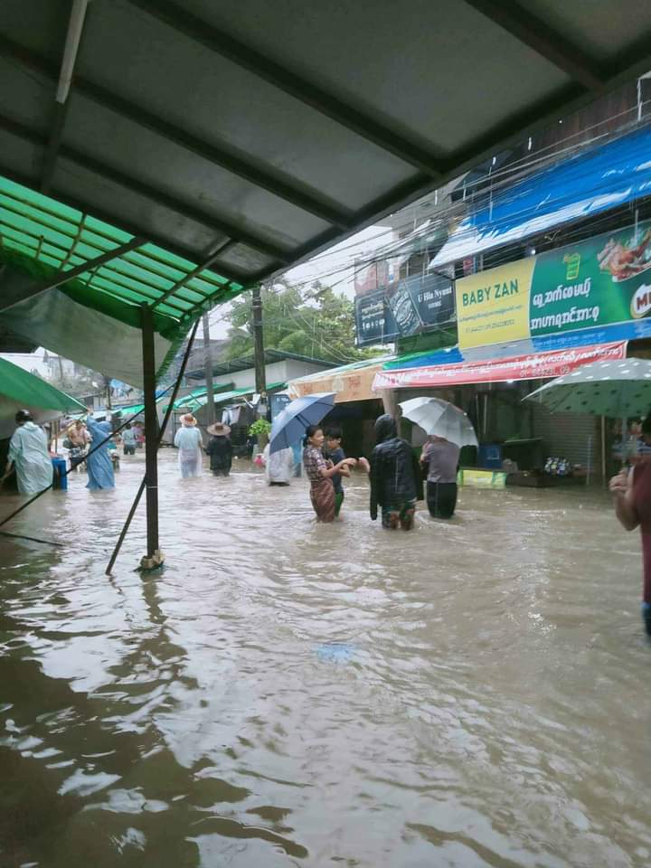 b3rry_y's tweet photo. Floating in many Tsps of Yangon, Myanmar. 
The people of Myanmar are suffering not only affected by the brutal killings of terrorists, but also by the floods caused by the weather.
#WhatsHappeningInMyanmar
#2022Aug17Coup https://t.co/AbHeWRY5Vs