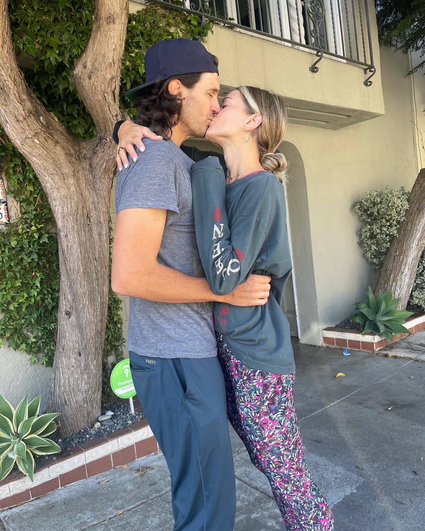 Barry Zito on X: "Exact spot me and Amber kissed outside my Bay St. flat on  our first date in 2010 and other pics from an incredible SF World Series  Reunion trip! #