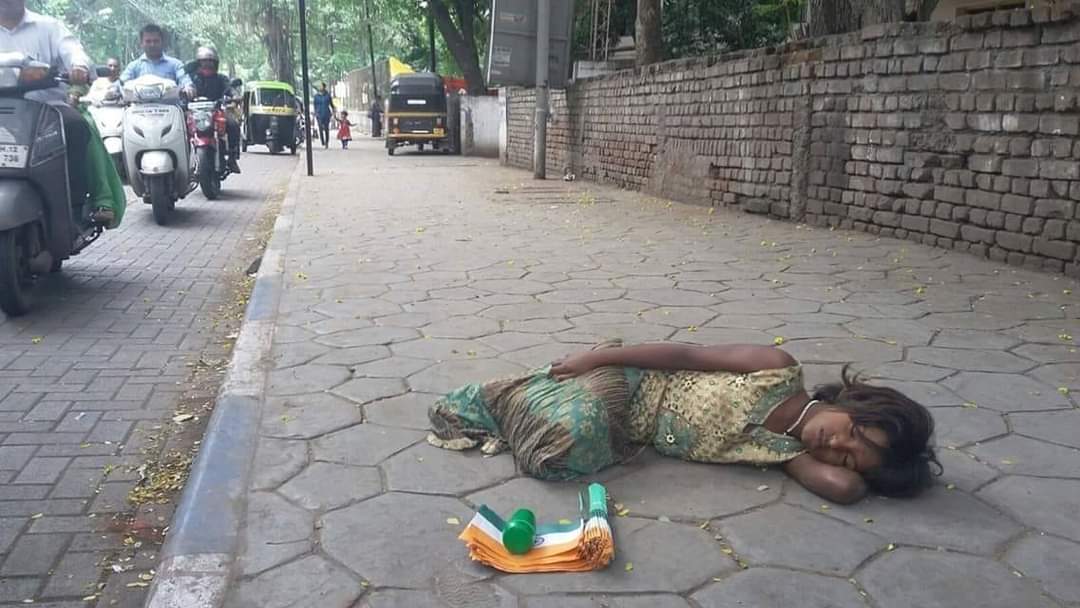 varundixit0101's tweet photo. After all the speeches&amp;debates, this is the final image of the real India!! The toiling child rests on the pavement after selling the Flag. https://t.co/bbWGBj77bf