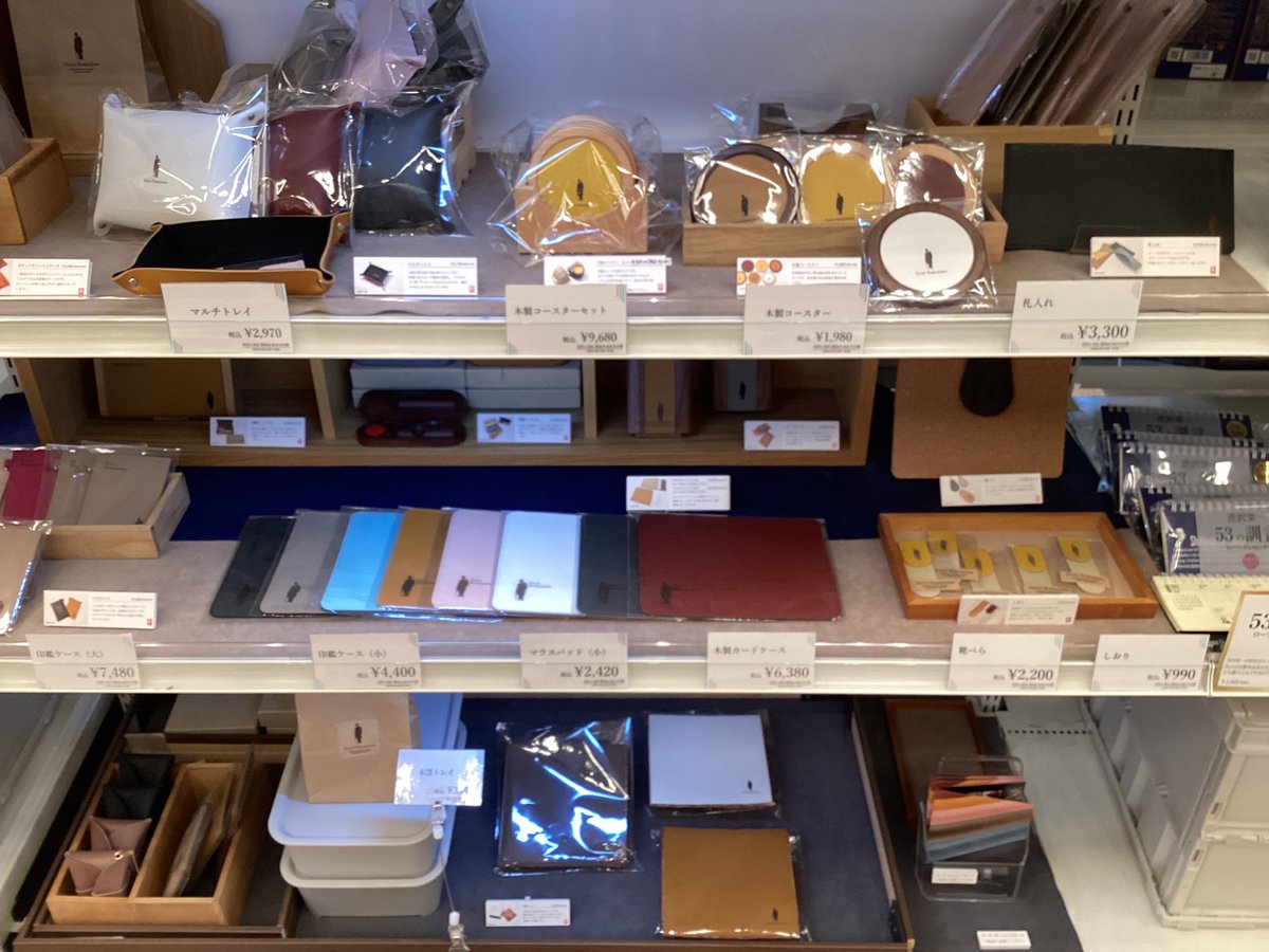 Kitakuomiyage's tweet image. オーダーR新商品、木製コースター、トレイ等が入荷しました。人気のマウスパッド新色も入荷しましたよ！
コースターセット6枚入は原則予約製作ですが、渋沢栄一翁シルエットが入った革の部分は色も選べます。
木製トレイの内側はアクセサリーにも優しいビロード革です。 ＃革製品