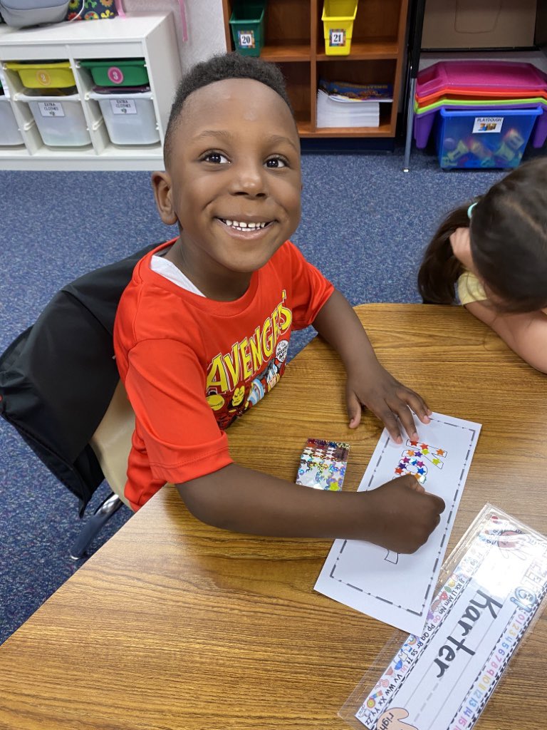 MsHKinderCrew's tweet photo. These cuties had a blast playing the name game and then strengthening their fine motors by creating star sticker nameplates for our room💜 They fancy!! 😉 #namestudy #kindercrew @LindseyElem https://t.co/B1McUGyEB6