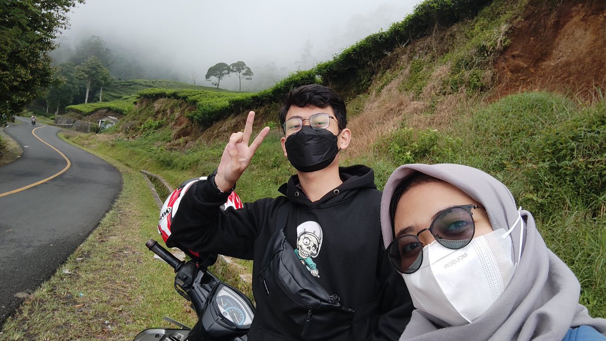 plsdongwoi's tweet photo. Aaaaa pengalaman yang menyenangkan💕😍 seruuu abieszz!! akhirnya bisa ke ciwidey bareng doi suasana nya enakeun, dingin bgtt. soalnya lagi ujan terus kan, udah gt pas lg diatas kabut nya turun dan ga lama ujan beuh azlee dinginnya bikin enak gt loh paham gasii😶‍🌫️ mauk lagi!wkwk https://t.co/2xTdzYDgSB