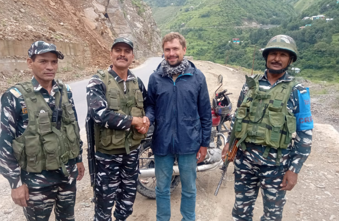 meherabid86's tweet photo. #CRPFinServiceToHumanity HC/GD Arvind Kumar of 166 Bn handed over a rucksack bag to a guy from #Belarus who was moving towards #Jammu from #Srinagar on his Bike. He lost his bag at Kharpora (Banihal) pint which was recovered by ROP troops &amp; #166Bnalso offered him lunch. https://t.co/5u3Reh8YlV