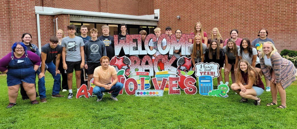 busiteach's tweet photo. The SHS seniors first day of school! Welcome back! https://t.co/DnZpVZEIxX