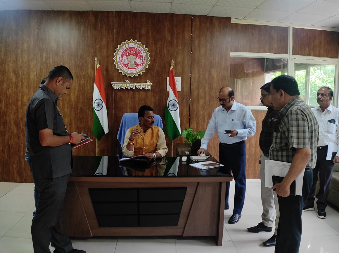 बाबा महाकाल के आशीर्वाद से कल देवास में हुई कार दुर्घटना में मुझे और मेरे स्टाफ के किसी भी सदस्य को कोई चोट नहीं लगी है। रात में ही भोपाल सुरक्षित पहुँच गया था एवं आज सुबह कार्यालय से नियमित कार्य भी निपटाएं।