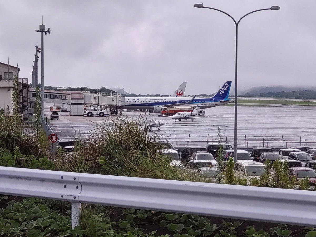 Johnny_aircargo's tweet photo. 雨天の岡山🌧
大小色んな機体が😍
B738のスタアラお初です😊
#RJOB
#岡山桃太郎空港 https://t.co/5btK93ww2M