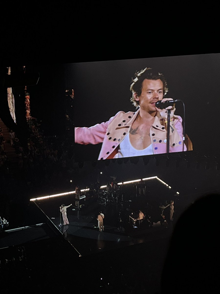glossierari's tweet photo. I LOVE YOU FRUIT MAN @Harry_Styles https://t.co/1DezmIRSVy