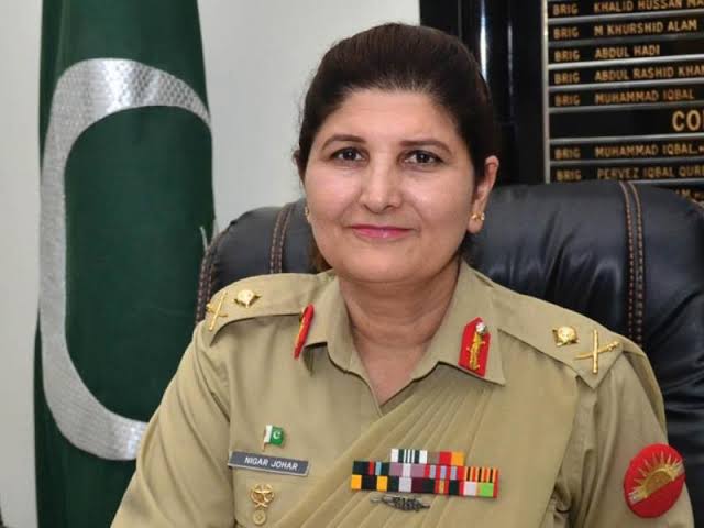 QaniEsmat's tweet photo. ددې ښځي ورور کابل ته دپاکستاني علماوو په جرکه کې راغلى وو نوم يې خاوري مولانا طيب وو 
داښځه جنراله ده دپاکستان دپوځ ملاله ده، همدا اوس هم پر خپله عهده برحاله ده 
مشکل په موږ کې دى چې لږ تر لږه دخپل نږدي ګاونډي ديني تعهد  دځان لپاره او زموږ دافغانستان لپاره نه شو درک کولاى https://t.co/kbPleQFHr6