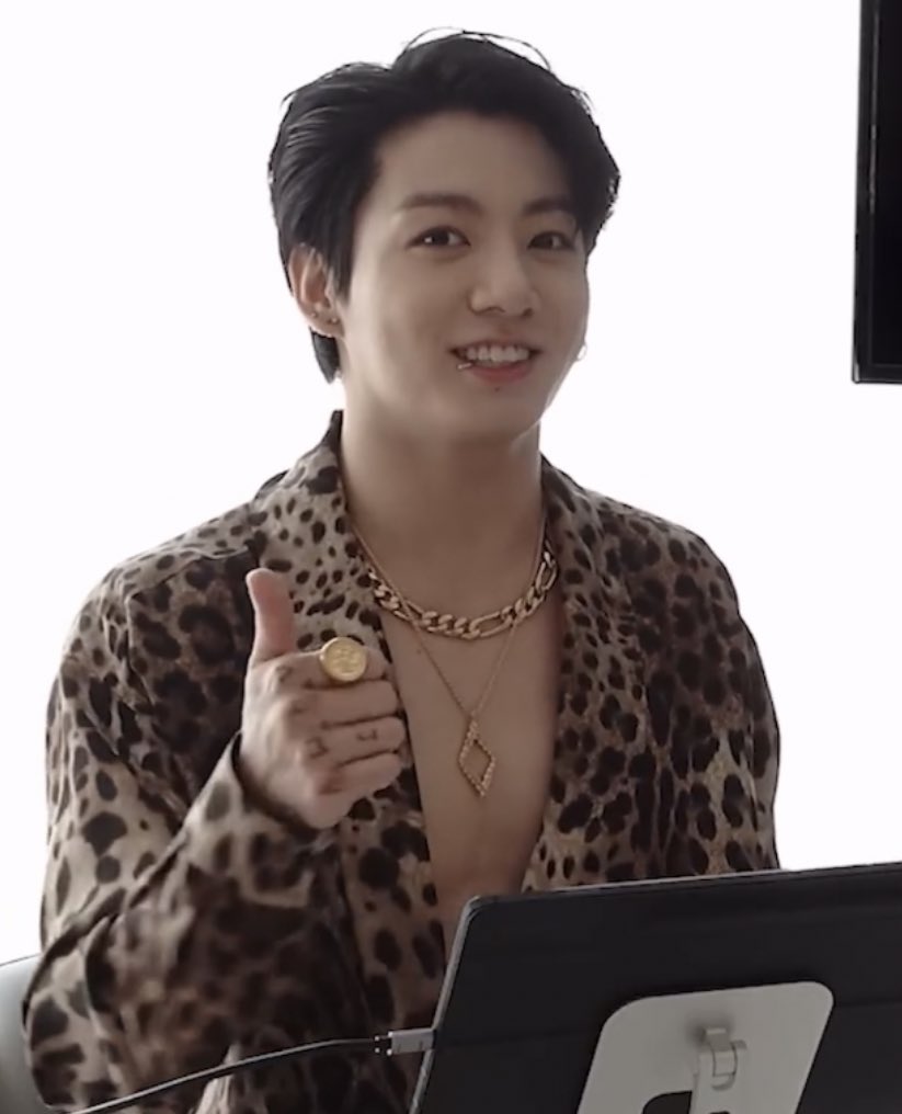 Hellojkoook's tweet image. 진짜 목걸이 너무 이쁘네