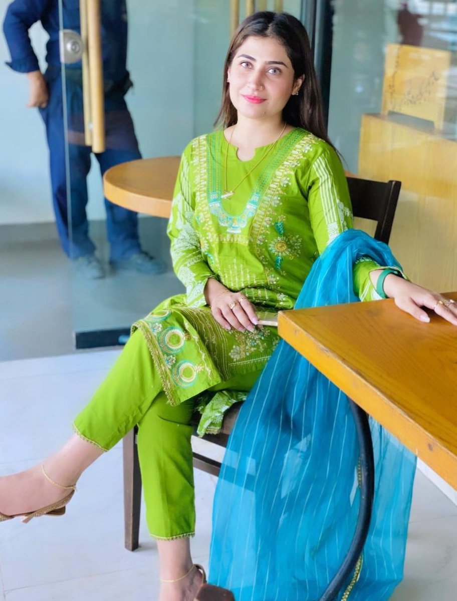 ShowbizAndNewz's tweet photo. Beautiful #ZoiHashmi 💚 https://t.co/r008rZT7uF