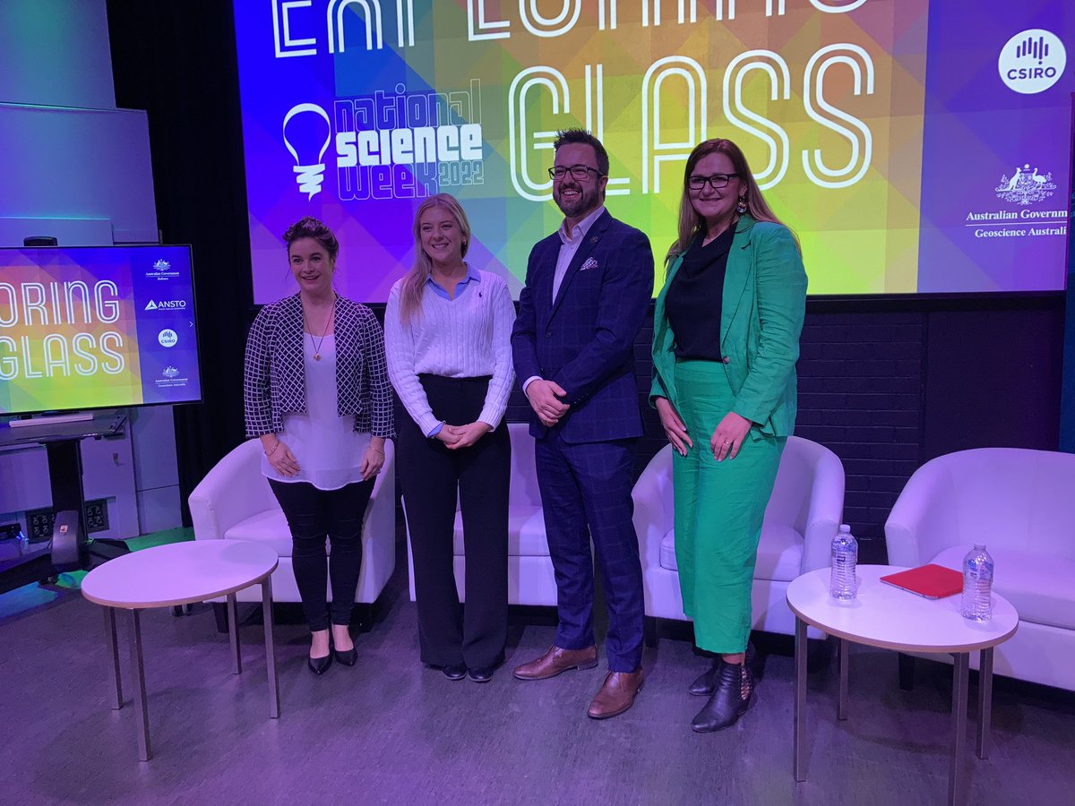 AnnaParadowska1's tweet photo. Today we celebrated 🇦🇺 #ScienceWeek with high school students by #ExploringGlass @questacon! It was awesome I learned heaps new things & met 😎scientists @DefenceScience @CSIRO @GeoscienceAus @ScienceChiefAu #womeninSTEM #sciencetwitter #sciencelife @ANSTO @Sydney_Uni https://t.co/zFr7lr6l2H