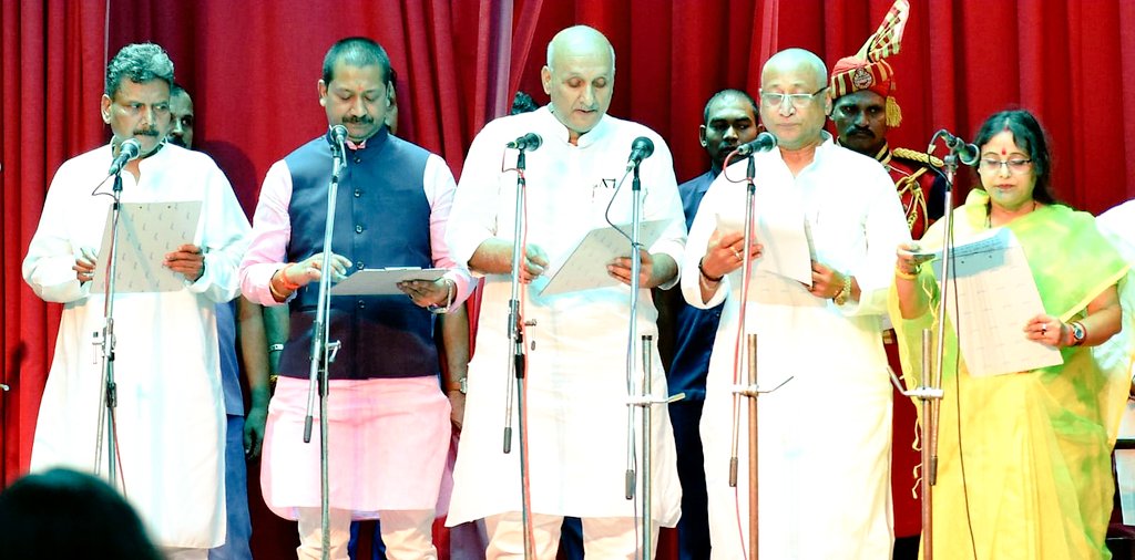 TeamShekharRJD's tweet photo. मैं चंद्रशेखर ईश्वर की शपथ लेता हूँ !

उन्नत शिक्षा - शैक्षणिक सुधार , हमारा संकल्प - यशस्वी बिहार !🙏
@ProfShekharRJD https://t.co/g1jo1WvE40