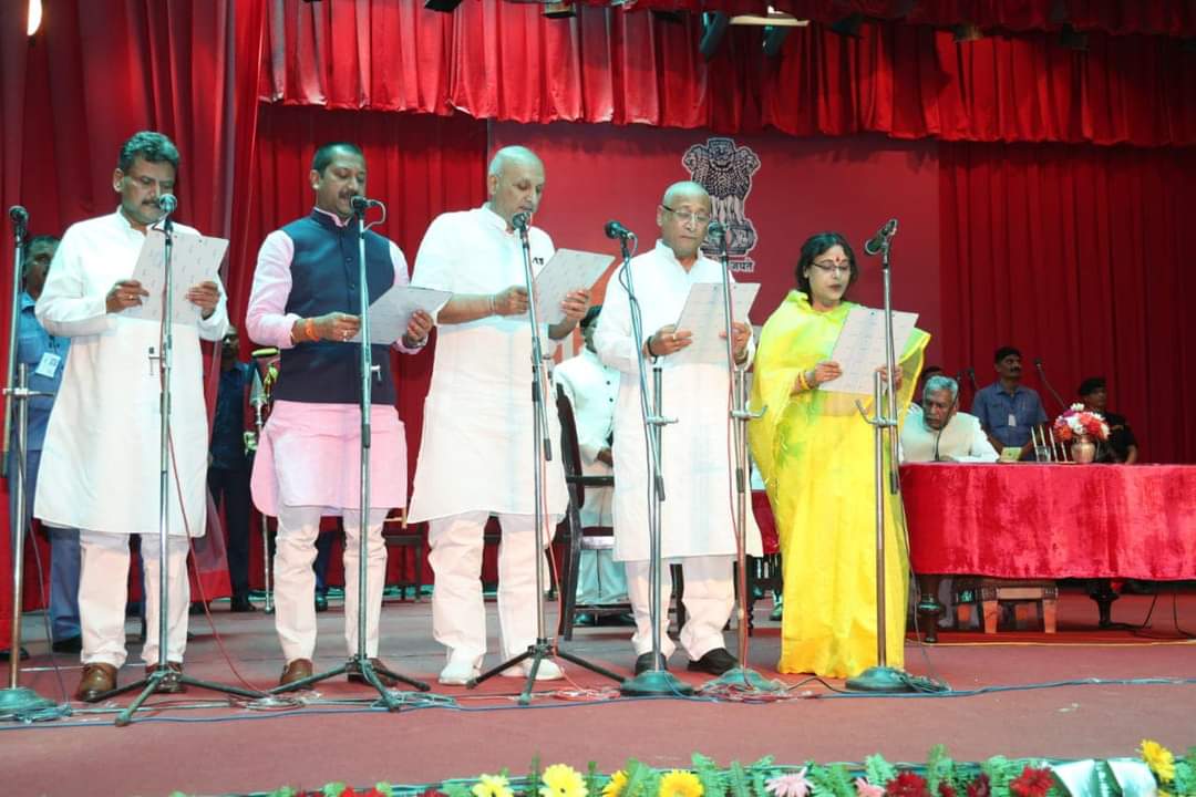 TeamShekharRJD's tweet photo. मैं चंद्रशेखर ईश्वर की शपथ लेता हूँ !

उन्नत शिक्षा - शैक्षणिक सुधार , हमारा संकल्प - यशस्वी बिहार !🙏
@ProfShekharRJD https://t.co/g1jo1WvE40