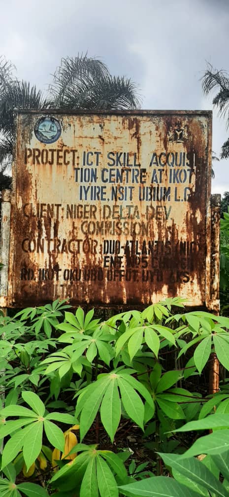 TrackaNG's tweet photo. EXPOSED!!!
This is a multi-million naira skill acquisition centre at Ikot Iyire, Nsit Ubium LGA, Akwa Ibom State, that has been abandoned for over five years now.
The premises been converted to farming land.
#NDDCProjects https://t.co/nQaIOexxrc