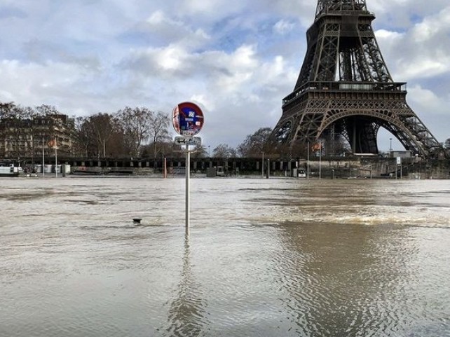 357LaRe7's tweet photo. La nature manifeste la colère que l'homme ne peut plus exprimer ..
⛈️🔥☔️🌍☔️🔥🌩

#Feu #Innondations #Covid #Singe #Russie #Ukraine#Nucléaire #Palestine #Crises #Pénuries #DivisionNationale #Injustices 

#ToutVaBien🍿 https://t.co/t0yOJf281Z