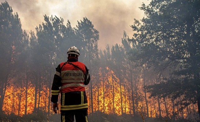357LaRe7's tweet photo. La nature manifeste la colère que l'homme ne peut plus exprimer ..
⛈️🔥☔️🌍☔️🔥🌩

#Feu #Innondations #Covid #Singe #Russie #Ukraine#Nucléaire #Palestine #Crises #Pénuries #DivisionNationale #Injustices 

#ToutVaBien🍿 https://t.co/t0yOJf281Z