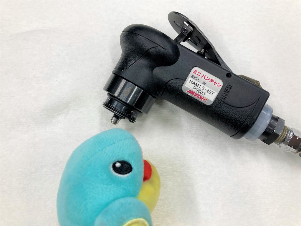 nejisaurus's tweet photo. 先日大阪で開催中のどてらい市に販売店の社長様がご来場。
チップ固定用のネジが外せなくなったエアー工具(ミニハンチャン)をご持参いただく。
続き→
https://t.co/T5BxR79OWy
#ネジザウルス #ネジレスQ #ネジ #なめ #ミニハンチャン #富士元 #どてらい市 #チップ #NICECUT #外す https://t.co/pROr8P8ddt