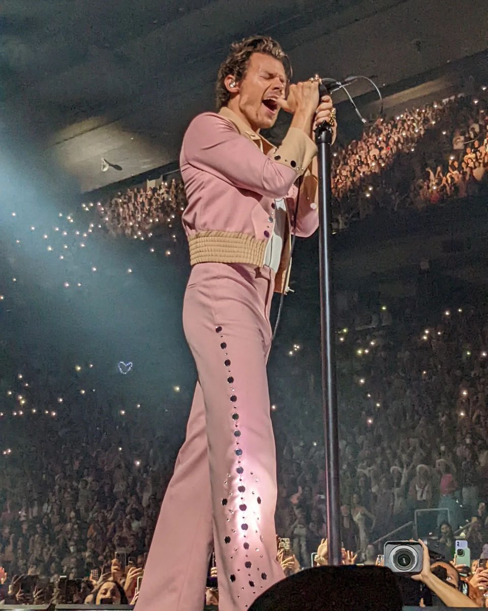 cglgli's tweet photo. Culettino ☺️
#HarryStyles #harrystylestoronto #LOTToronto
https://t.co/Uobcg0Jv9h