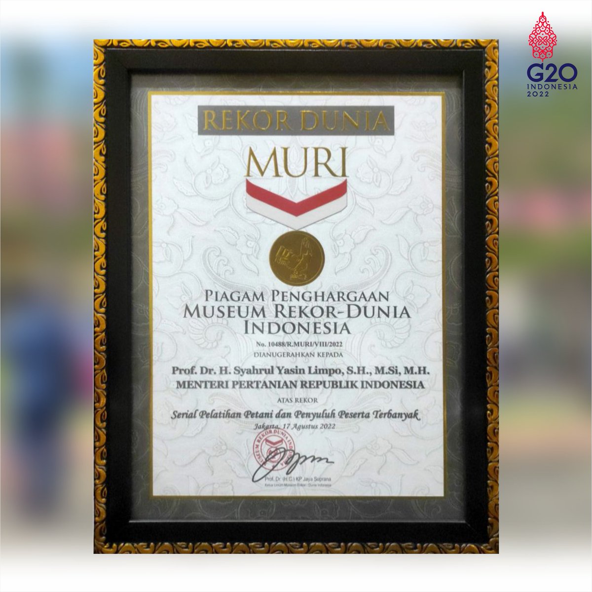 Prestasi tiada henti! Pada peringatan Kemerdekaan RI ke 77 Menteri Pertanian @syasinlimp mendapatkan Piagam Penghargaan dari Museum Rekor Dunia Indonesia <a href="/muri_org/">Rekor MURI</a> atas rekor Serial Pelatihan Petani dan Penyuluh Peserta Terbanyak.
#petanipenyuluh #IndependenceDay #ceritaupacara
