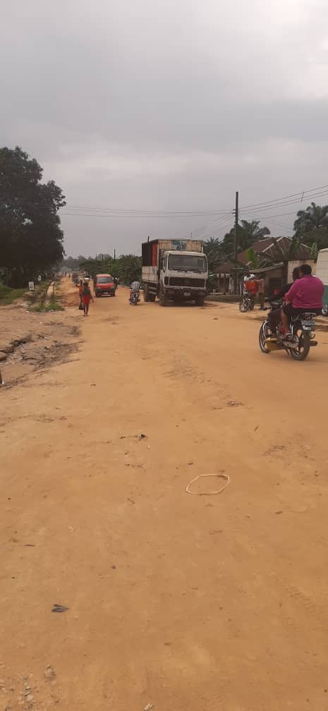 TrackaNG's tweet photo. SHOCKING!!
This is a multi-million naira project supervised by @NDDCOnline for the emergency repairs of unmotorable sections of Obio Ndomo-Ituk Mbang road,Uruan LGA,Akwa Ibom State.
We tracked and reported that the project has been abandoned since February 2022.
#NDDCProjects https://t.co/yXO1hL0fDE