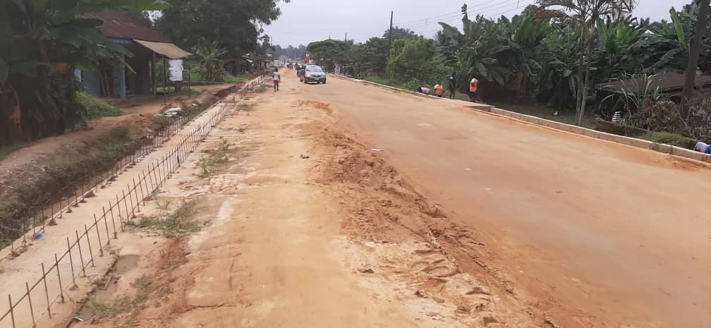 TrackaNG's tweet photo. SHOCKING!!
This is a multi-million naira project supervised by @NDDCOnline for the emergency repairs of unmotorable sections of Obio Ndomo-Ituk Mbang road,Uruan LGA,Akwa Ibom State.
We tracked and reported that the project has been abandoned since February 2022.
#NDDCProjects https://t.co/yXO1hL0fDE
