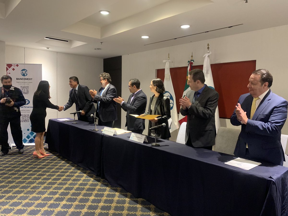 magalitit's tweet photo. Recibí mi constancia por participar en el programa de asistencia técnica de @NafinOficial y @bancomext 
Estamos listos para enviar @moledonluis a cualquier parte del mundo 🌍 🙌 https://t.co/5vWxA84jYf