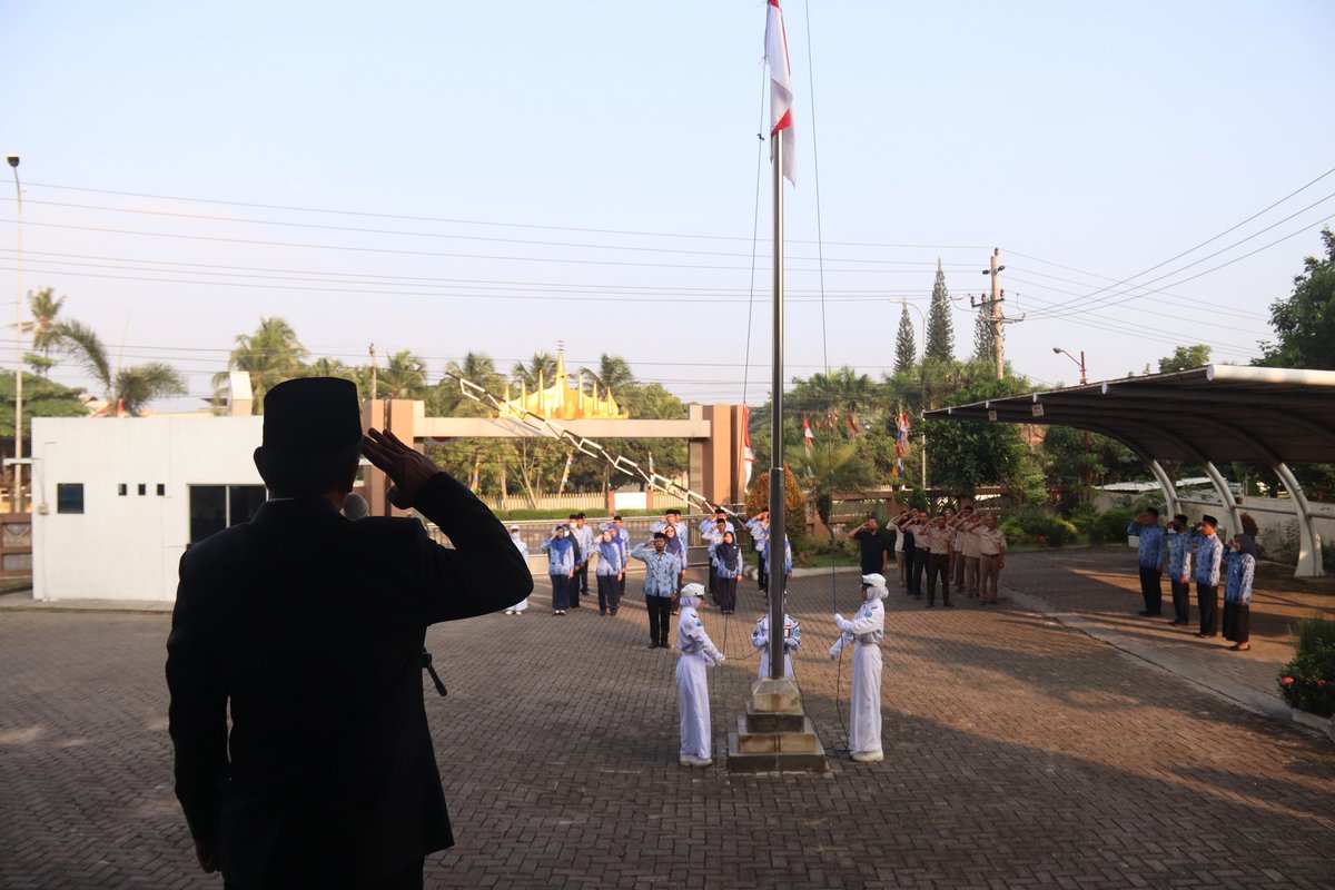 BPPMHKPLampung's tweet photo. 17/8 BKIPM LAMPUNG mengadakan Upacara Bendera Memperingati HUT RI Ke 77 Di Lapangan BKIPM LAMPUNG,. Kepala BKIPM LAMPUNG bertindak Sebagai Inspektur Upacara Menyampaikan Sambutan Menteri Kelautan Dan Perikanan #BKIM #KKPGOID #KKPAccelerate #SaktiWahyuTrenggono #HUT77thRI https://t.co/jyq9TSlG6C