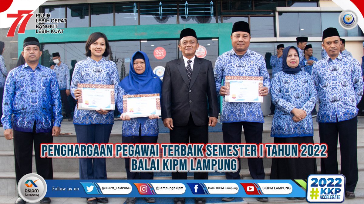 BPPMHKPLampung's tweet photo. Selain itu Kepala BKIPM LAMPUNG menyerahkan Penghargaan Kepada Pegawai BKIPM LAMPUNG Terbaik Semester I Tahun 2022 #BKIM #KKPGOID #KKPAccelerate #SaktiWahyuTrenggono #HUT77thRI @BuTariPmk @bkipm_kkp @AshariSyarief https://t.co/rZNWzevjRk