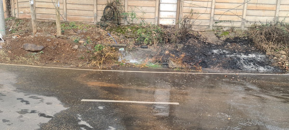 EssNgugi's tweet photo. @NairobiWater clean water pipe  burst on Kiambere Road Upperhill opposite KWFT https://t.co/91Dnn6WY4F