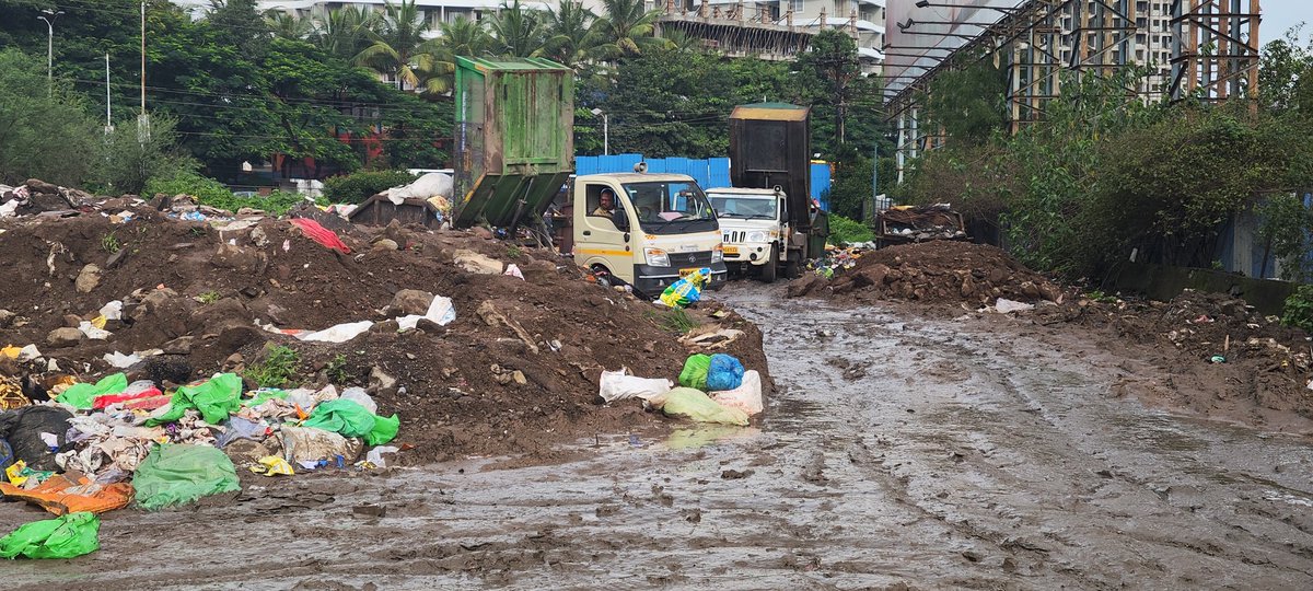 mayureshsamel's tweet photo. #Tathawade Bhumkar chowk, People pass through a heap of garbage and slush that lays down on the road which is creating problems for school kids and residents walking through diseases.#SwachhBharatAbhiyan
#PCMCSmartSarathi #swachhsurvekshan2022
#SwachhPCMC  #WasteManagement https://t.co/52aZfCOtRQ