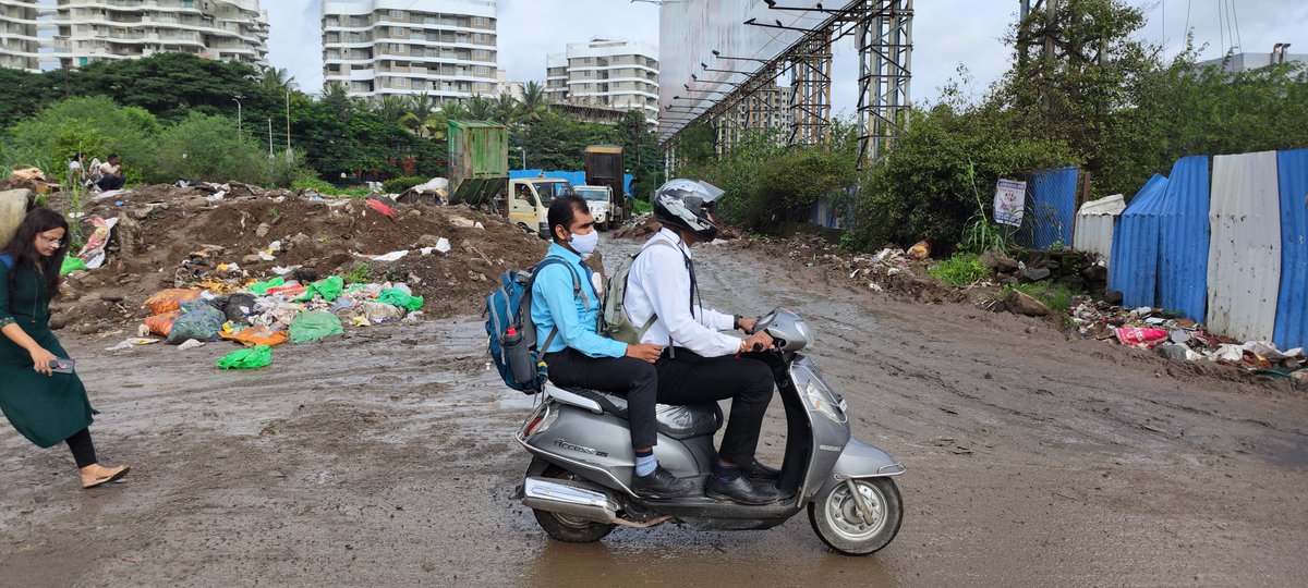 mayureshsamel's tweet photo. #Tathawade Bhumkar chowk, People pass through a heap of garbage and slush that lays down on the road which is creating problems for school kids and residents walking through diseases.#SwachhBharatAbhiyan
#PCMCSmartSarathi #swachhsurvekshan2022
#SwachhPCMC  #WasteManagement https://t.co/52aZfCOtRQ