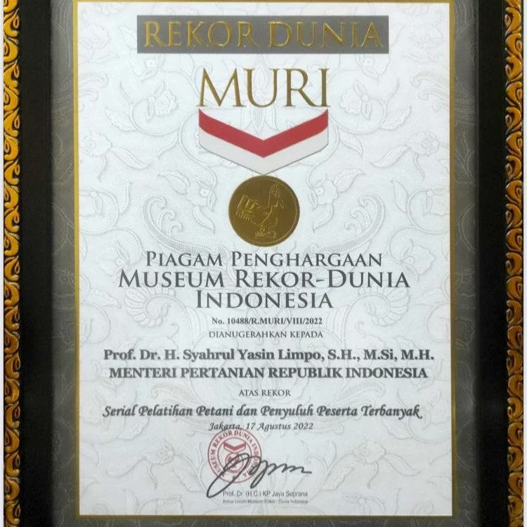 puslatan's tweet photo. Prestasi tiada henti! Pada peringatan Kemerdekaan RI ke 77 Menteri Pertanian @syasinlimp mendapatkan Piagam Penghargaan dari Museum Rekor Dunia Indonesia @muri_org atas rekor Serial Pelatihan Petani dan Penyuluh Peserta Terbanyak.
#petanipenyuluh #IndependenceDay #ceritaupacara https://t.co/HtNojahdgs