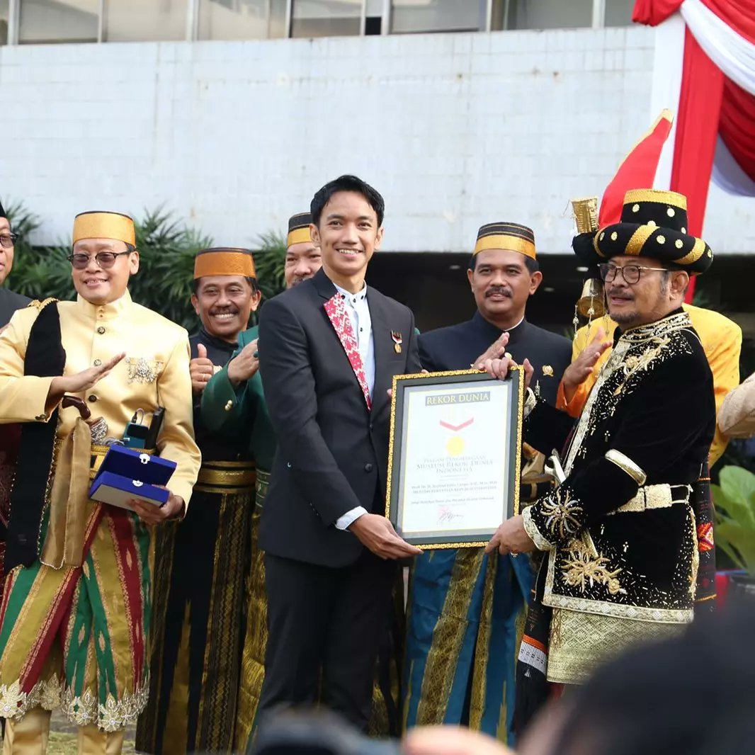 puslatan's tweet photo. Prestasi tiada henti! Pada peringatan Kemerdekaan RI ke 77 Menteri Pertanian @syasinlimp mendapatkan Piagam Penghargaan dari Museum Rekor Dunia Indonesia @muri_org atas rekor Serial Pelatihan Petani dan Penyuluh Peserta Terbanyak.
#petanipenyuluh #IndependenceDay #ceritaupacara https://t.co/HtNojahdgs