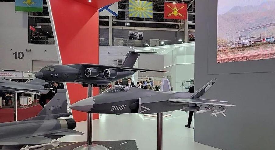louischeung_hk's tweet image. The weapons displayed by China in Russia's International Military-Technical Forum #Army2022 , it is recommended that the Russian military can purchase Type 052D destroyers and drones. 😎