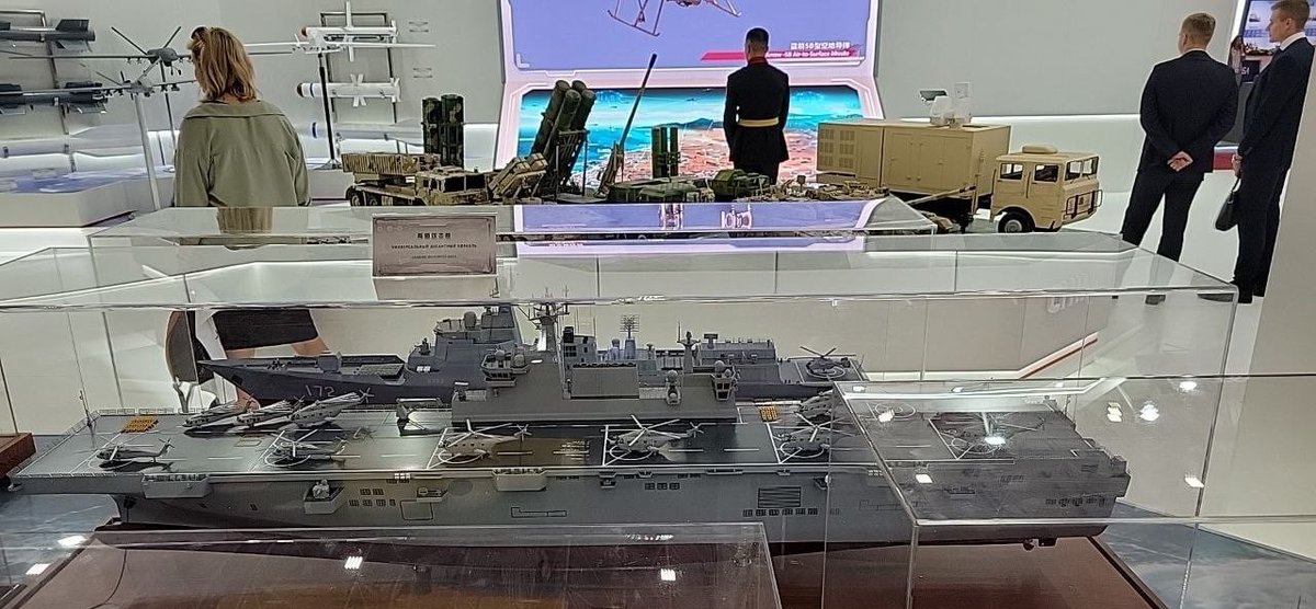 louischeung_hk's tweet image. The weapons displayed by China in Russia's International Military-Technical Forum #Army2022 , it is recommended that the Russian military can purchase Type 052D destroyers and drones. 😎