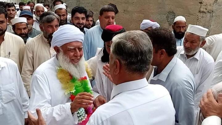 لوندخوڑ میں پاکستان مسلم لیگ ن کےسابقہ یوتھ صدر KPK و ضلعی رہنماء عابد یوسفزئی کے حجرہ پر حلقہ NA22 کےامیدوار شیخ الحدیث حضرت مولانا محمدقاسم صاحب کی آمد
سینیئرنائب صدر پاکستان مسلم لیگ ن جناب فیاض علی خٹک سابقہ یوتھ صدر KPK عابد یوسفزئی نے شیخ صاحب کا شاندار استقبال کیا