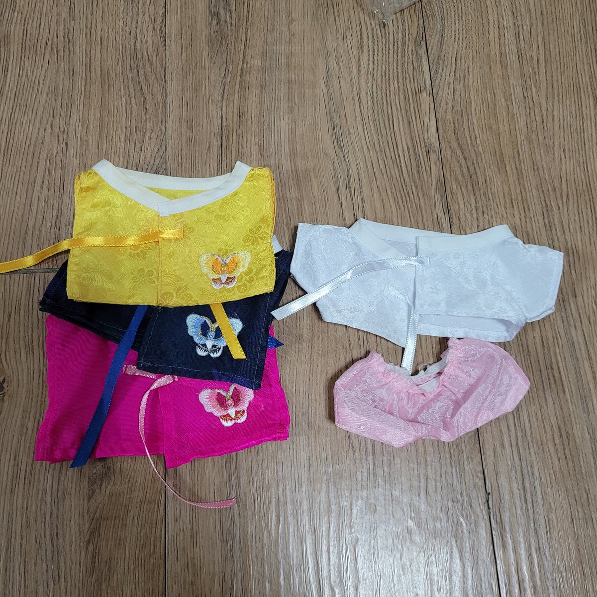 fruit_shop1's tweet photo. 🤟추석맞이 20cm 인형 한복 나눔🤟

저고리+바지+조끼3종 입니다 :)) 

배송비 별도0.3

rt추첨입니다:)) https://t.co/lrtwtaGK2Q