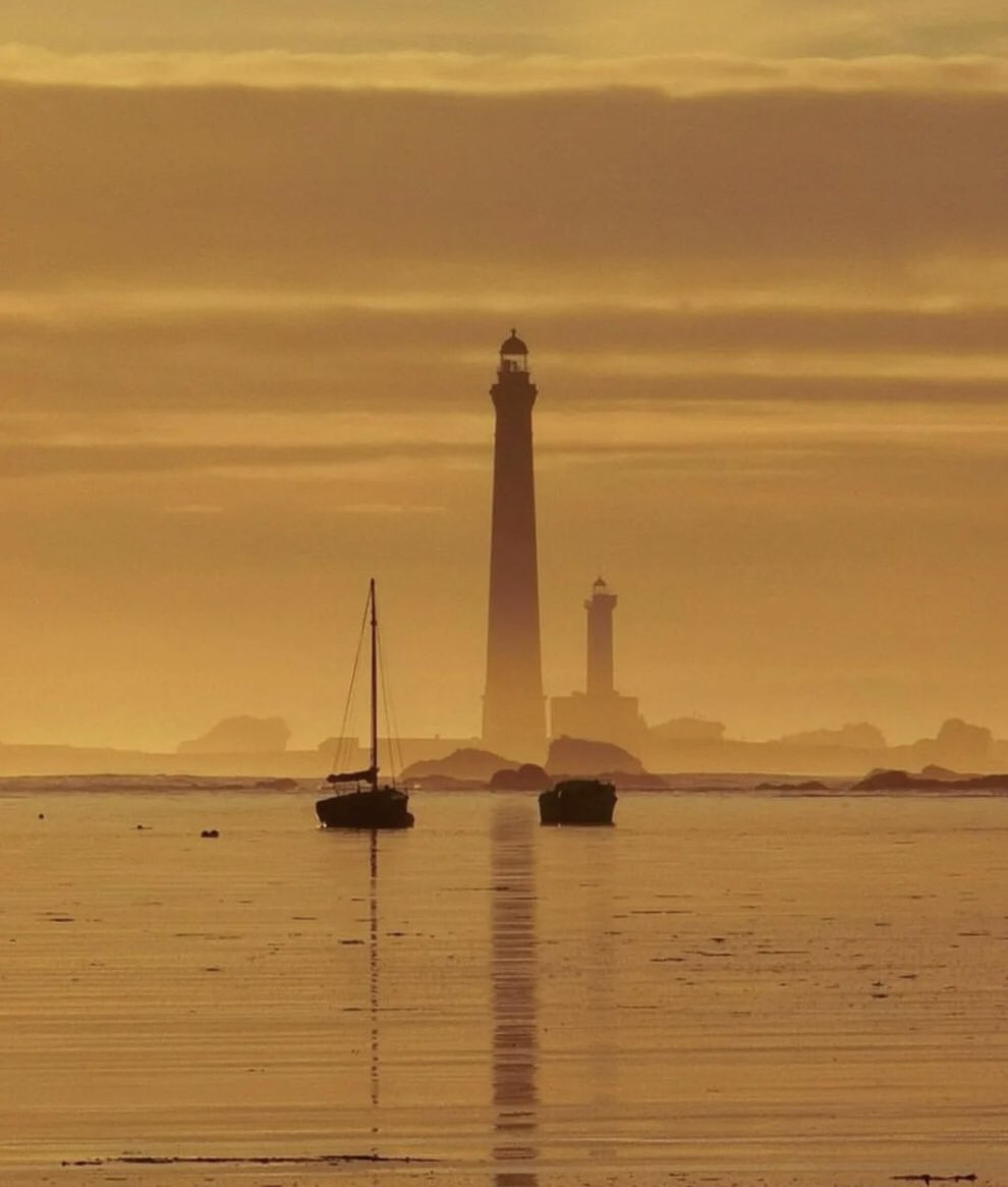 Twello en [PHOTO] 💙 #MagnifiqueBretagne #IleVierge #phare #Plouguerneau 
 
© Paul Leven