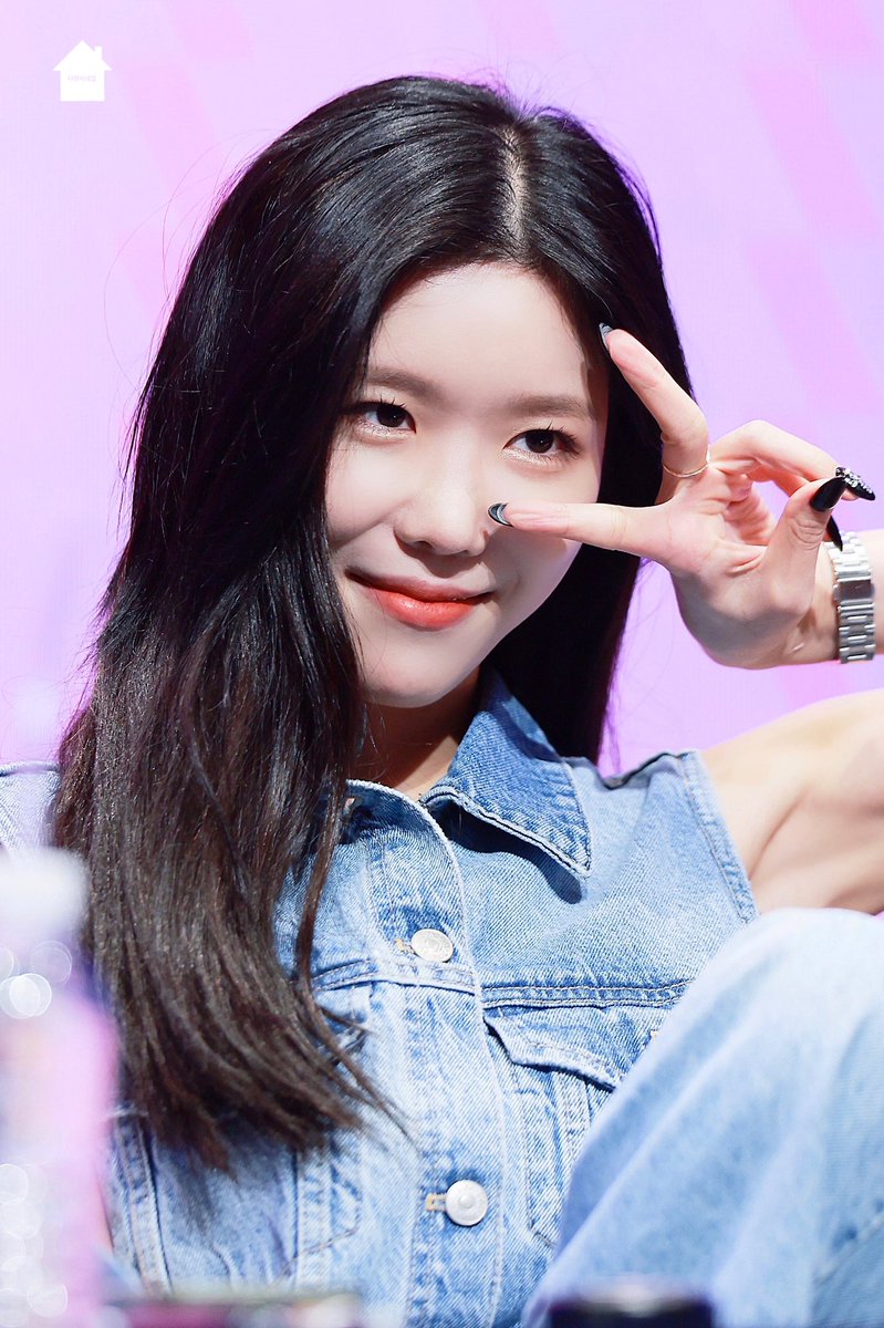 1997dawonhouse's tweet photo. 220816 팬싸 ❤️
#WJSN #DAWON 👸🏼
#우주소녀 #다원 #우주소녀다원 https://t.co/d5tuiii1hL
