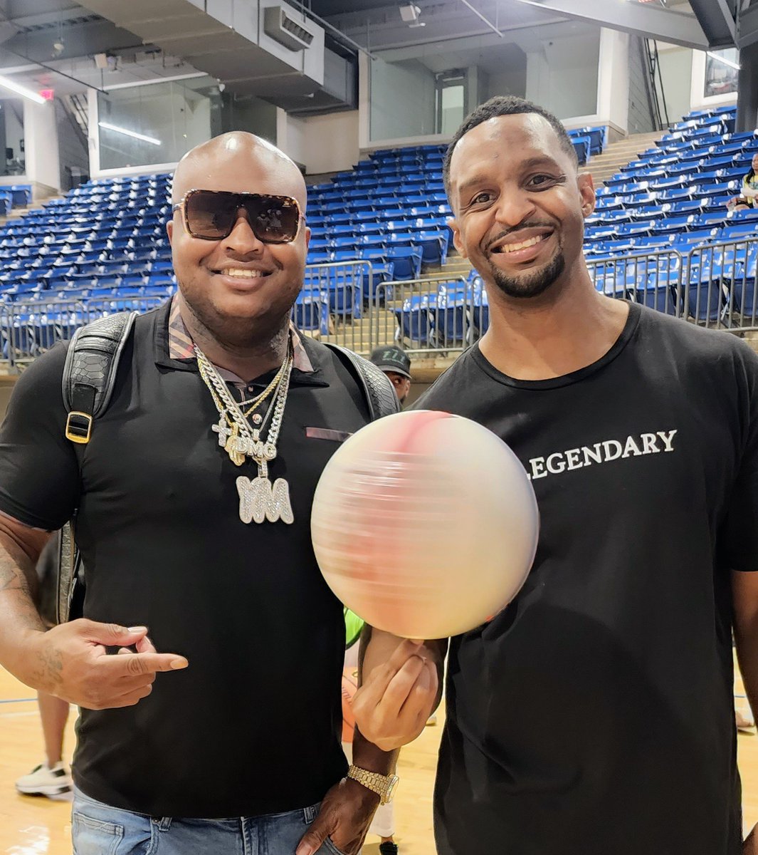 WoodyCarter4's tweet photo. It was a phenomenal #weekend for @HyVeeArena ! SAGII put on a star studded #fashionshow and Spruce added more #celebrities to the list. #thankyou to everyone who showed up to support #kansascity finest. #KC #fashion #basketball #techn9ne #HyVeeArenA #strangemusic #harlemlegends https://t.co/EH8a2Y3eNj