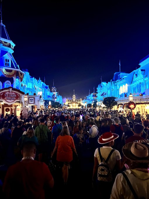 ディズニーハロウィンとクリスマスどっちが楽しい 装飾や混雑期間の違いを比較 Honoka S Blog