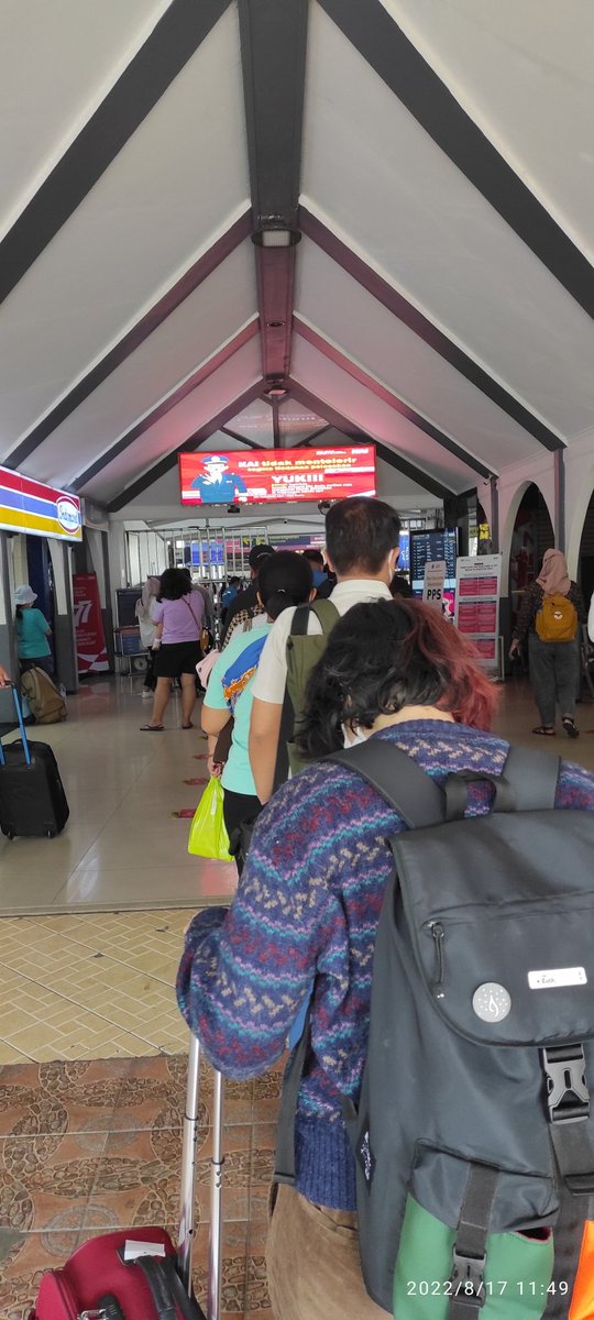 jackanmar's tweet photo. @KAI121 antrian masuk di stasiun bandung panjang min, tolong dibuka 2 dong min, ini cuman satu antrian https://t.co/YdgmVwn4s5