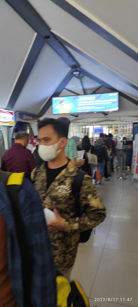 jackanmar's tweet photo. @KAI121 antrian masuk di stasiun bandung panjang min, tolong dibuka 2 dong min, ini cuman satu antrian https://t.co/YdgmVwn4s5