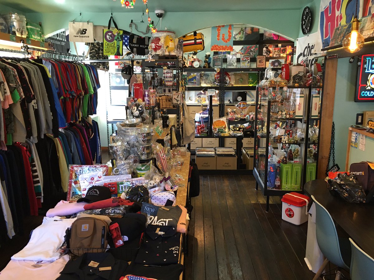 MARUFUKU_BASE's tweet photo. MARUFUKU BASE【マルフクベース】
店内の写真です✨
アメリカン雑貨/レコード&amp;CD
各種WEARの販売。
古着も取り扱っております👍🏿
インスタはじめました↓
https://t.co/59Iw7bhXp5 https://t.co/9WnzbynEf7