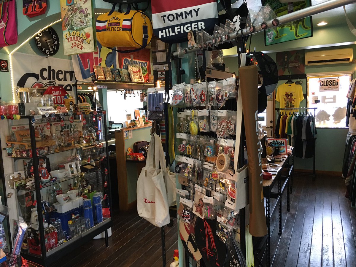 MARUFUKU_BASE's tweet photo. MARUFUKU BASE【マルフクベース】
店内の写真です✨
アメリカン雑貨/レコード&amp;CD
各種WEARの販売。
古着も取り扱っております👍🏿
インスタはじめました↓
https://t.co/59Iw7bhXp5 https://t.co/9WnzbynEf7