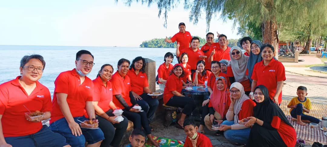 intiiu_my's tweet photo. Last weekend, more than 20 staff &amp; academics from 𝗙𝗮𝗰𝘂𝗹𝘁𝘆 𝗼𝗳 𝗗𝗮𝘁𝗮 𝗦𝗰𝗶𝗲𝗻𝗰𝗲𝘀 𝗮𝗻𝗱 𝗜𝗻𝗳𝗼𝗿𝗺𝗮𝘁𝗶𝗼𝗻 𝗧𝗲𝗰𝗵𝗻𝗼𝗹𝗼𝗴𝘆 (𝗙𝗗𝗦𝗜𝗧) together w/their families, helped to clean Port Dickson's beach, as part of the #USR initiatives.
#INTI360 #INTIIU https://t.co/8wStJz5TbF